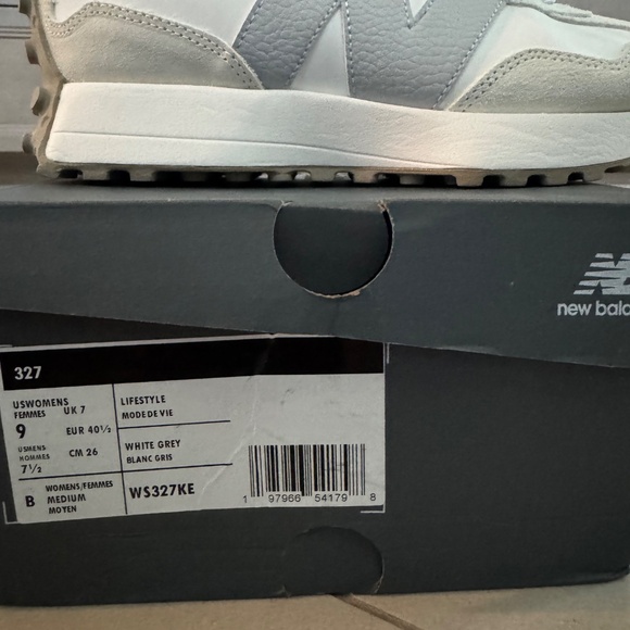 New Balance Women's 327-size 9-white/grey-NIB - Picture 7 of 7